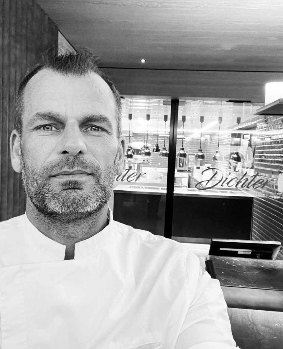Andrzej Kaminski en una cocina profesional
